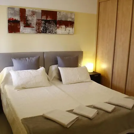 Bright Apt, Terrace,heated Pool.